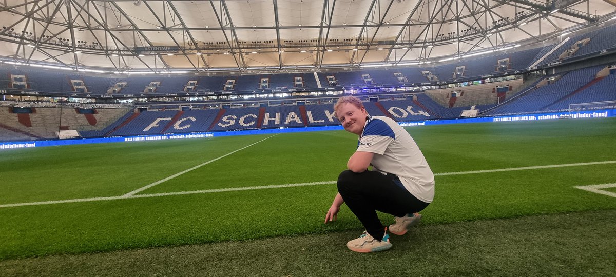 _dominik1904_'s tweet photo. Ein absoluter Traum ist in Erfüllung gegangen 

Einfach nur DANKE @MeinAuto_de 💙🤍

#S04FCK https://t.co/zZcOhDbXov