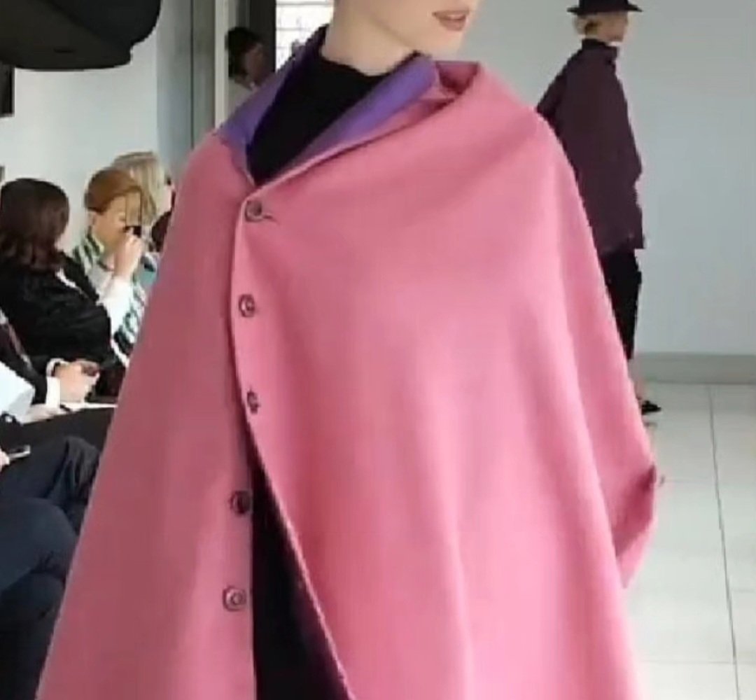 CIFDtweets's tweet photo. Close Up Details from @BallyBoyDesign #Irishfashion #Cape #wool #woolcape #pinkcape #silklined #irishfashionart #ballyboydesign #Irishdesign #CIFD https://t.co/YT6Ybbf8iD