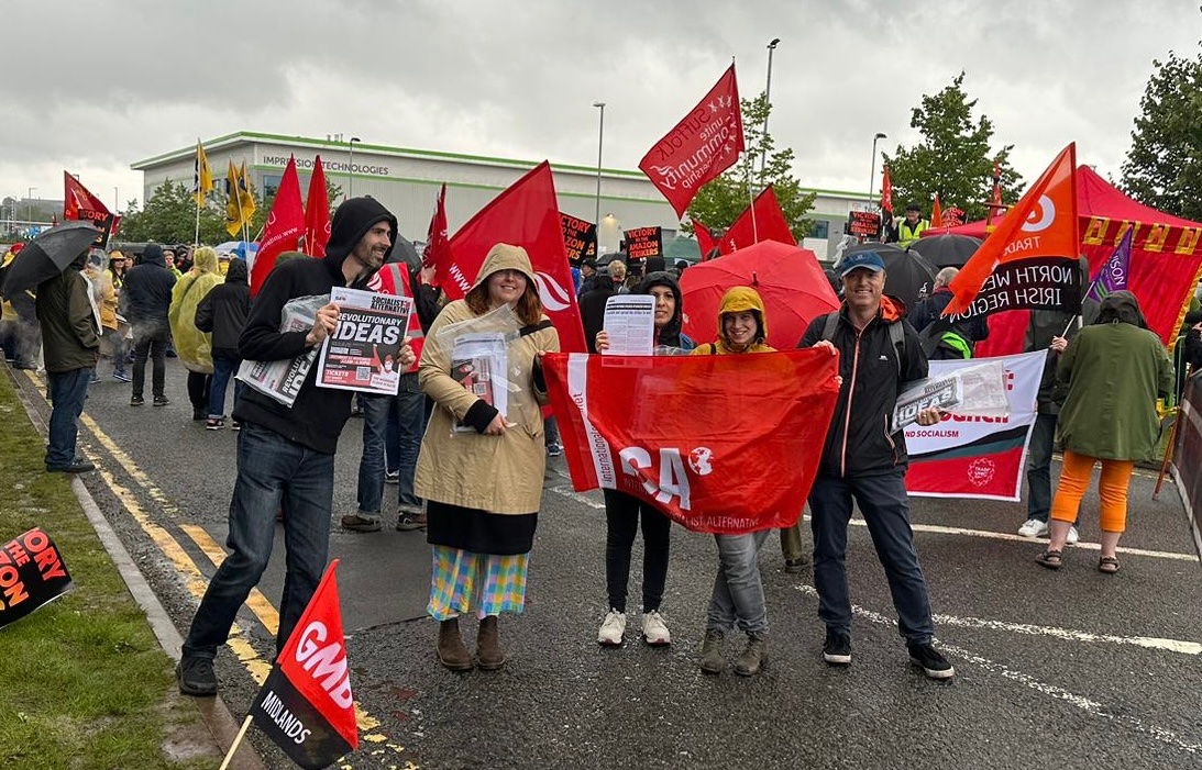 BrackleyJ's tweet photo. Solidarity with Amazon strikers in Coventry this afternoon! 100% shutdown of the Amazon depot in the strike for #15now & proper working conditions ✊
@CerasellaChis @coventrytuc @SocialistAltEWS @GMBMidlands https://t.co/wRrpudmzO7