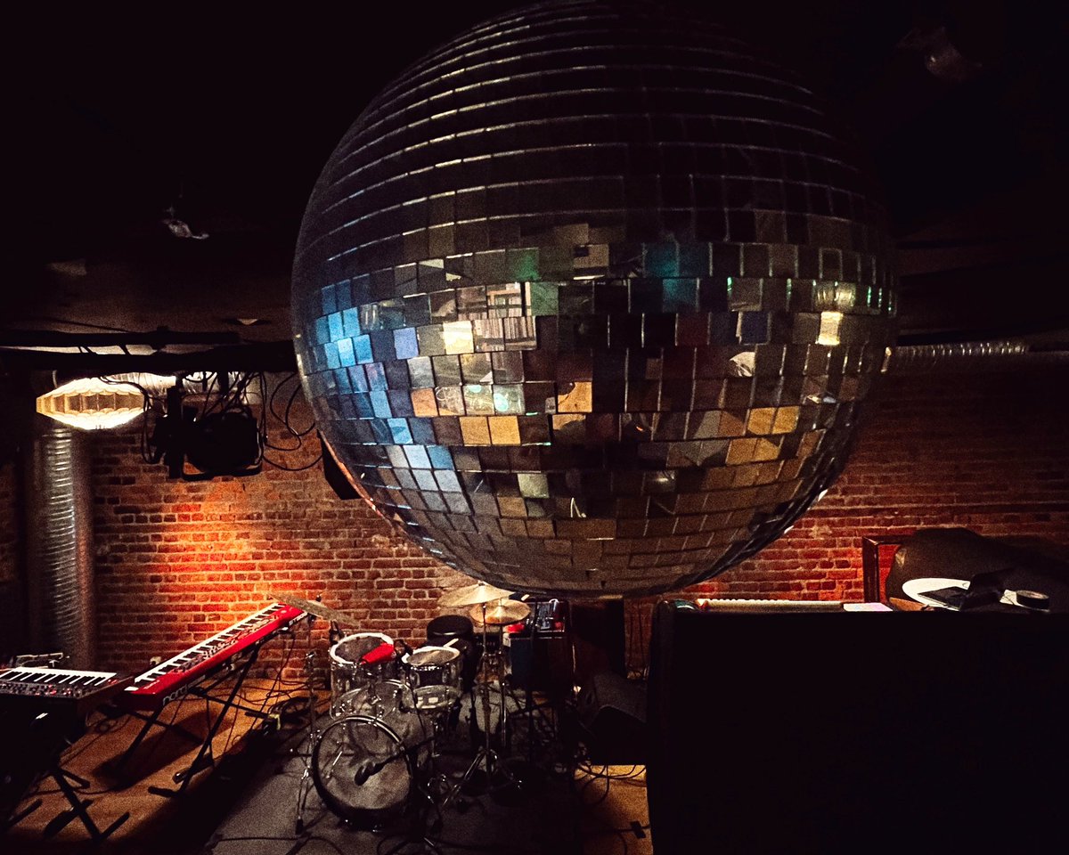 Kveldens venue. Melkeveien Band klokka 21 blank. Velkommen til Hærverk!