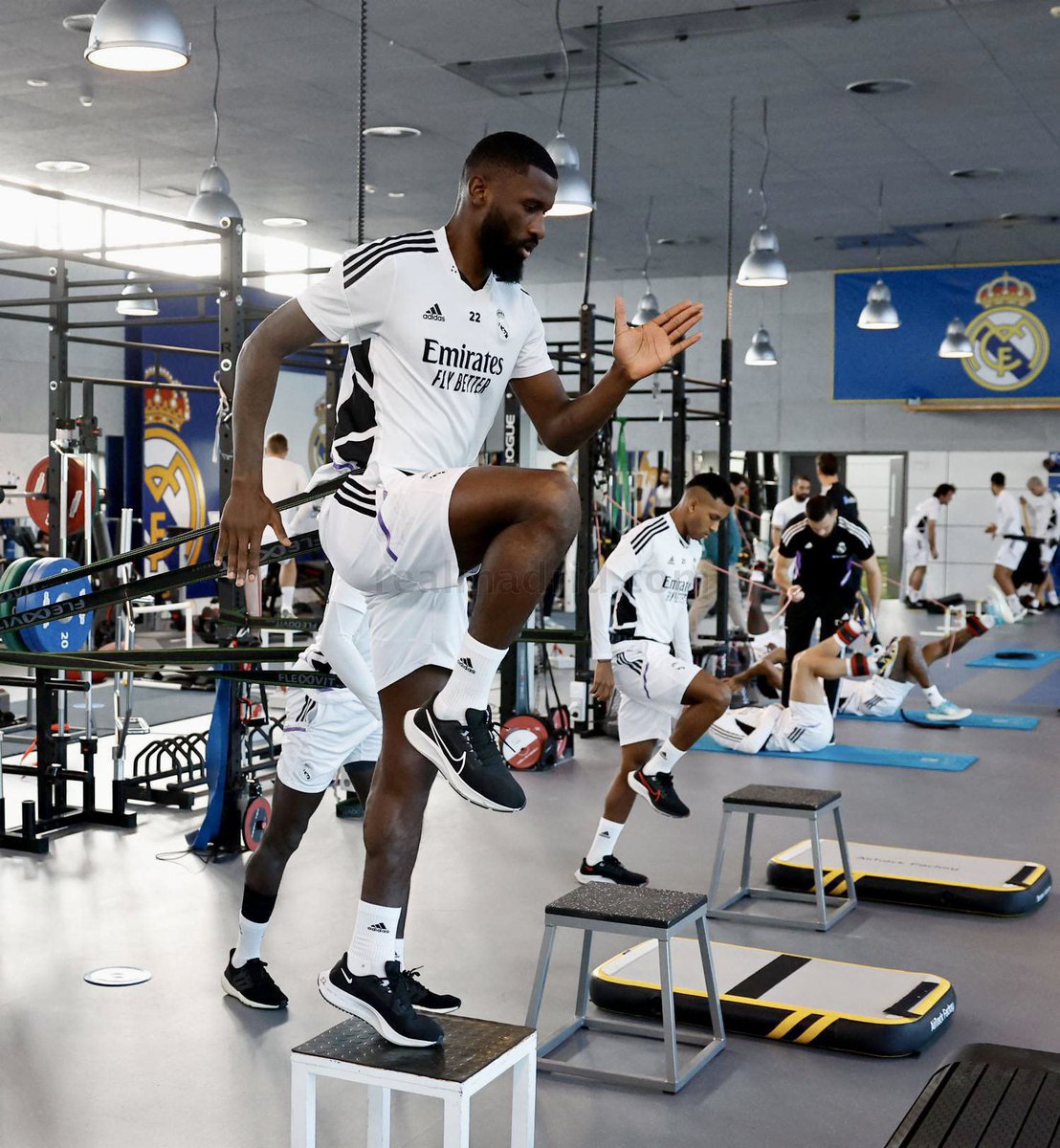 grant_j_10's tweet photo. Need to get FASTER on the pitch &amp; have limited room to sprint? ⚽️

1. Get Stronger 
- Resistance Train🏋🏻‍♂️
• SL/DL Squat 
• SL/DL Deadlift

2. Get Powerful 
- Plyometrics 🚀
• Banded Broad Jump
• Drop Jump

3. Get Healthy 
- Improve Lean Mass 🥩
• More Protein
• Quality Sleep https://t.co/Na3gG9lsTW