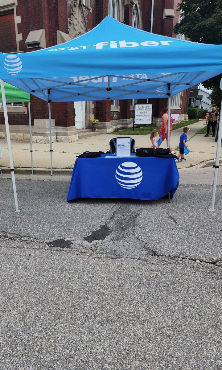 YounkMary's tweet image. Partnership with Greenfield. Art already getting a fiber out!! @shawnglinski @JimLink20 @BrianWest_GLM @TeamFusionGLM @GreaterLakesMkt #attlife