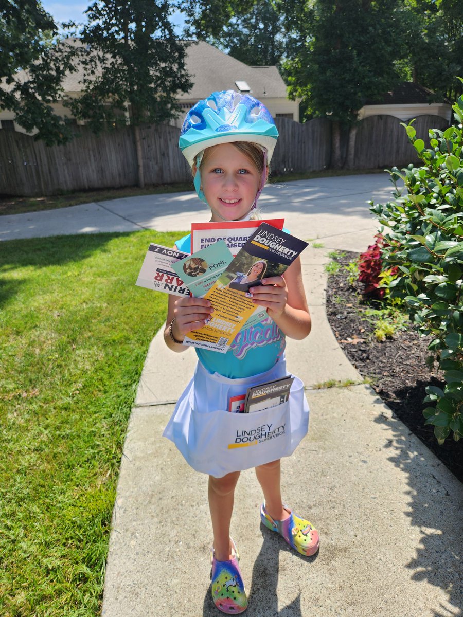 DoughertyForVA's tweet photo. My campaign manager joined me greeting voters today. ๐ Excited for this mini game-changer to see civic engagement in action, & in the process, elect some pretty amazing women into offices that desperately need them! ๐ณ #DoughertyForSupervisor #NewBOS2023 #BermudaDeservesBetter https://t.co/jjCSErMIqu