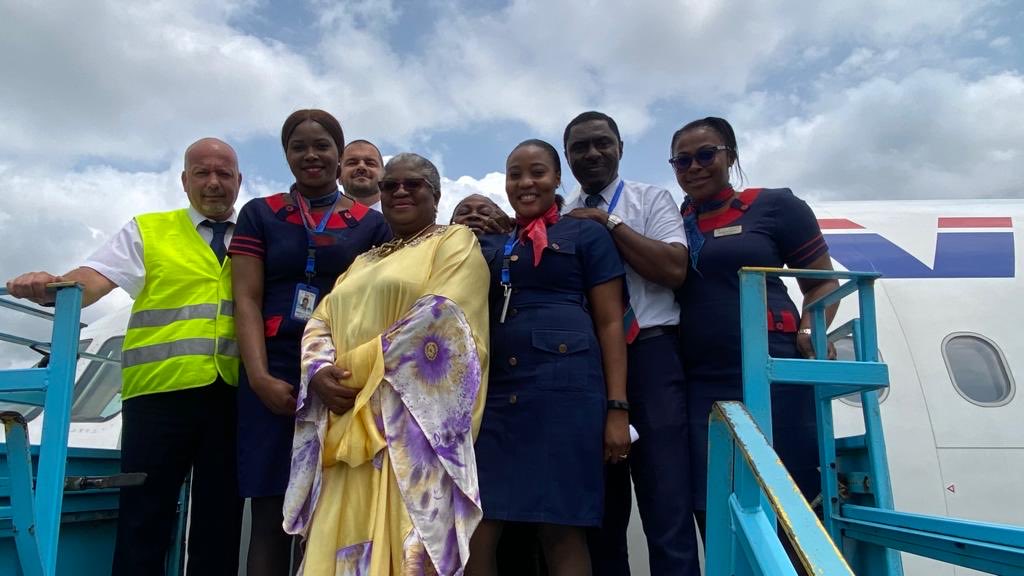 NOIweala's tweet photo. With Pilot and a wonderful Air Peace crew ⁦@flyairpeace⁩ on the flight to Owerri. Thank you for your great service. Wuraola Esan ⁦@wu_raa⁩, Fidel Ogar @fidel.Ogar , Ijeoma Ojinaka, Olaedo Onuike https://t.co/223bv0Wiph