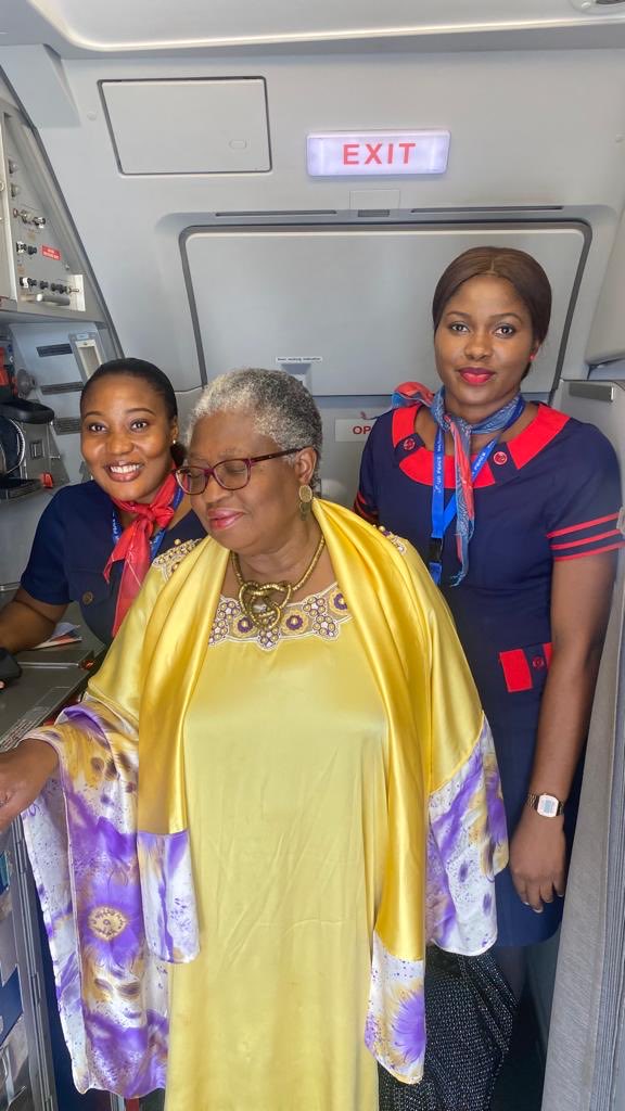 NOIweala's tweet photo. With Pilot and a wonderful Air Peace crew ⁦@flyairpeace⁩ on the flight to Owerri. Thank you for your great service. Wuraola Esan ⁦@wu_raa⁩, Fidel Ogar @fidel.Ogar , Ijeoma Ojinaka, Olaedo Onuike https://t.co/223bv0Wiph