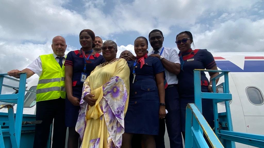 NOIweala's tweet photo. With Pilot and a wonderful Air Peace crew ⁦@flyairpeace⁩ on the flight to Owerri. Thank you for your great service. Wuraola Esan ⁦@wu_raa⁩, Fidel Ogar @fidel.Ogar , Ijeoma Ojinaka, Olaedo Onuike https://t.co/223bv0Wiph