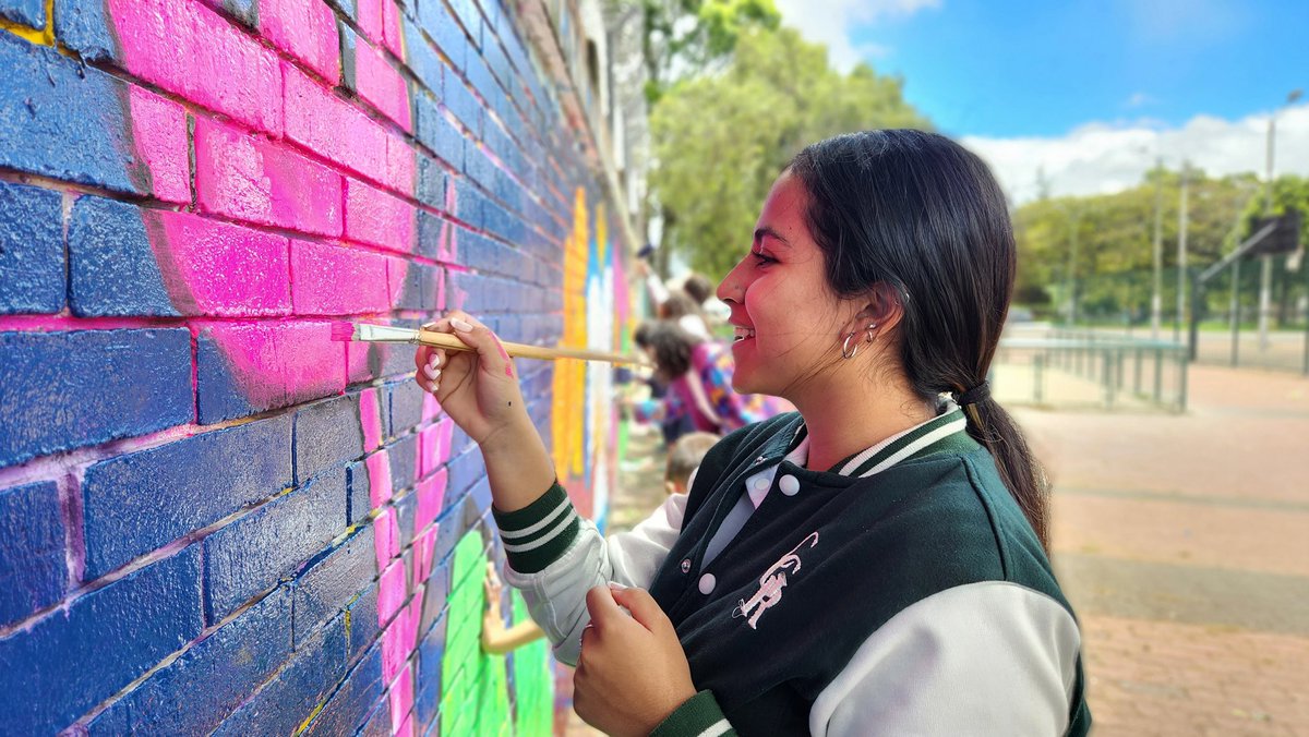 Educacionbogota's tweet photo. 🎨¡#ElArteSeTomaTuColegio con @GreenAmarilla! 

La artista plástica nos acompañó en el colegio de la Contraloría en Teusaquillo y trabajó junto a las y los estudiantes en un mural, donde emplearon pinturas y aerosoles.

¿Qué te parece el resultado?🤩 https://t.co/MIMqv09KjB