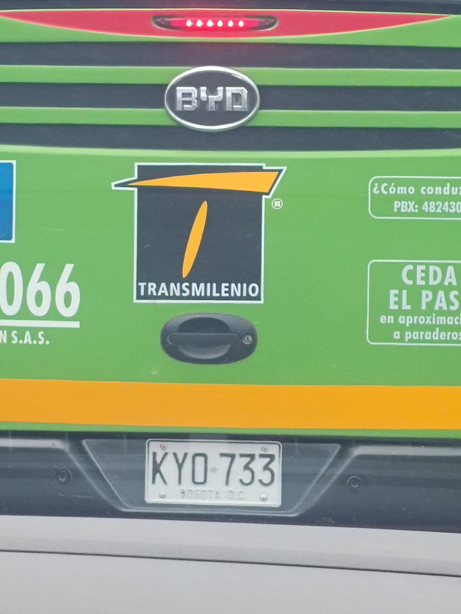 milenitapr's tweet photo. @TransMilenio el conductor del alimentador placa KYO733 turno de las 12:30 pm, en su afan de avanzar daño el carro de una señora que iba con una persona de la tercera edad, y siguió como si nada, no tenemos que seguir aguantando este tipo de ataques a los carros particulares. https://t.co/7UKvaRLnPt