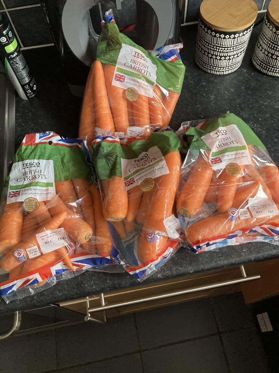 rjsagar's tweet image. When @Tesco sub 4 loose carrots with 4x 1kg bags of loose carrots 🥕 in your click &amp;amp; collect order!! 😂😂😂. Very generous and kind, but one bag would have done …. Will look like Bugs 🐰 before the week is out 😂