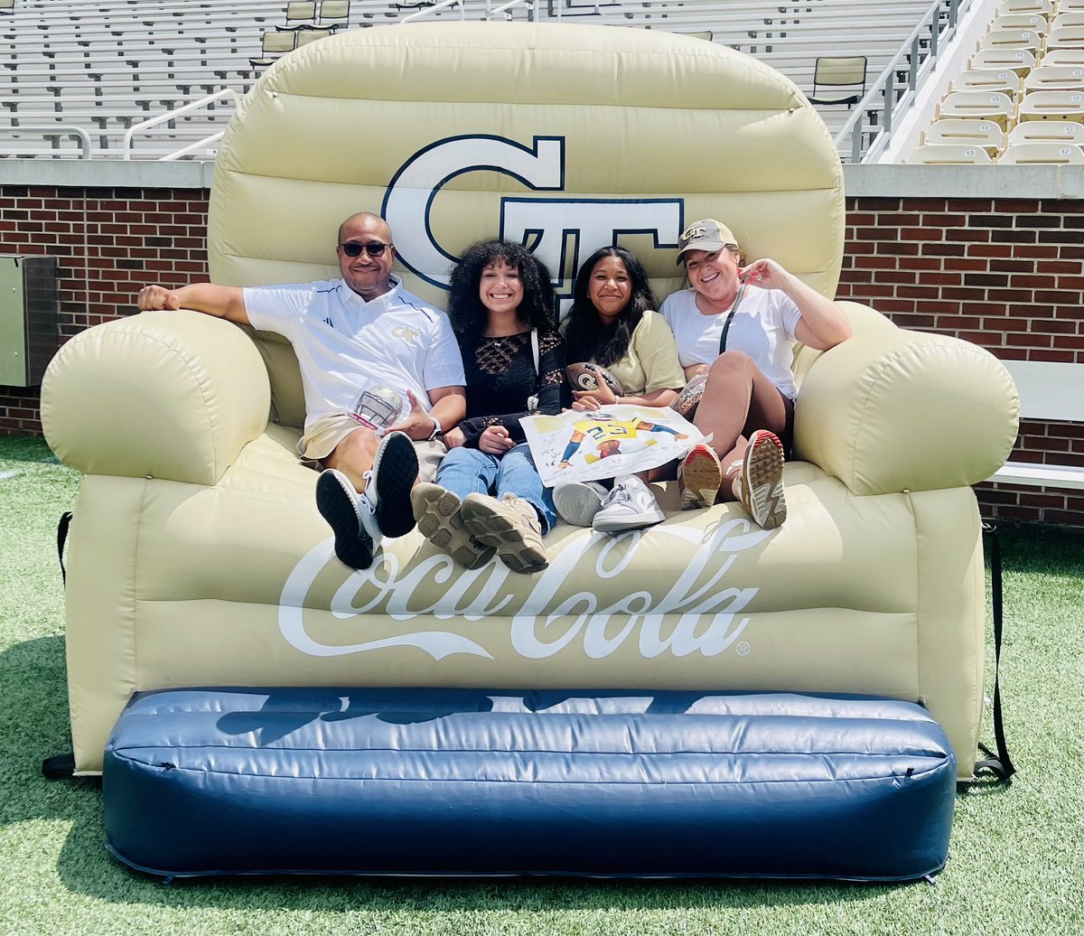 RickyBrumfield's tweet image. #FirstSaturdayOnTheFlats #FanDay  
VIP seating 😎 @GeorgiaTechFB