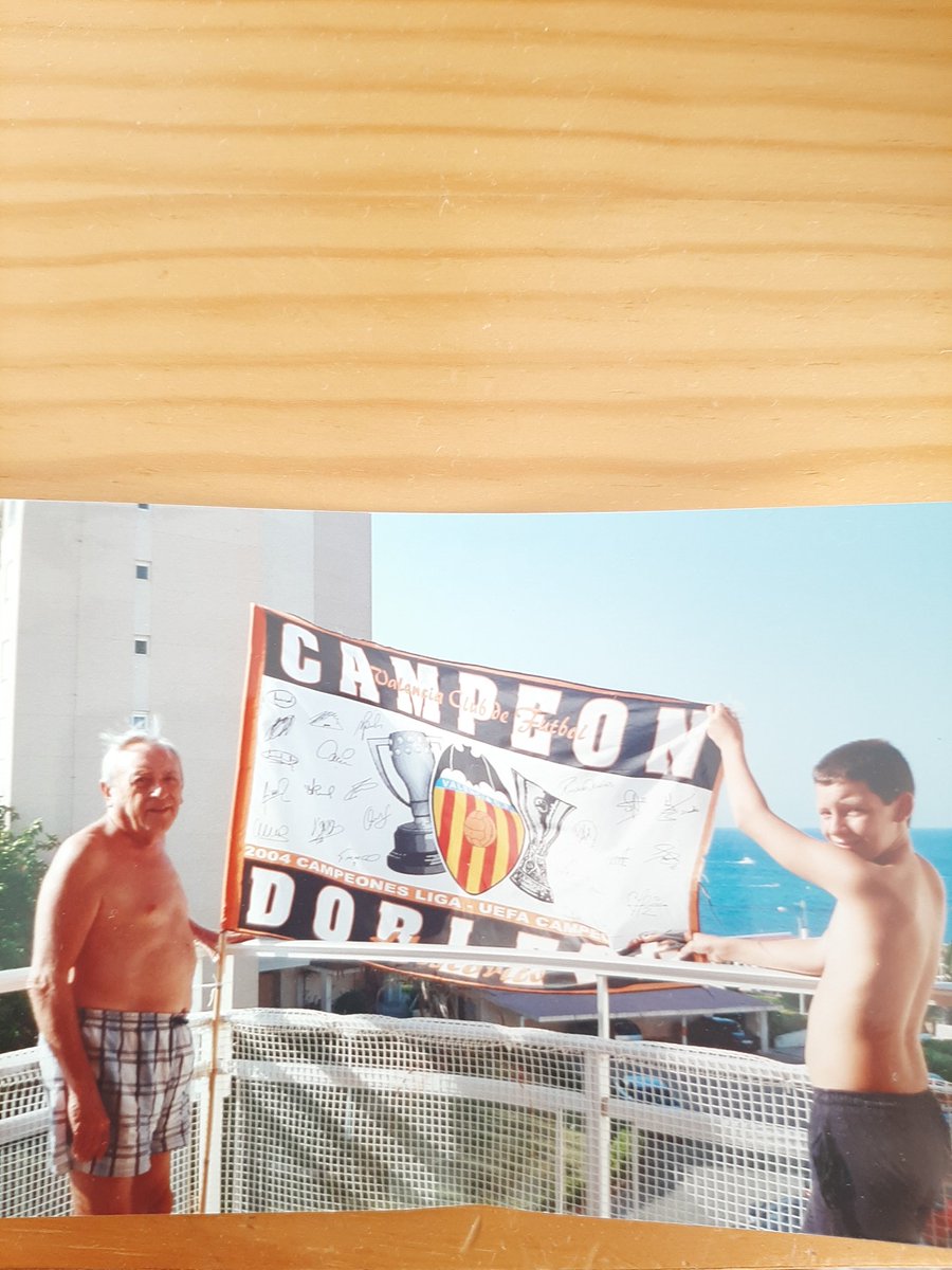 CarlosJimnezGil's tweet photo. Se llamaba Fernando y era mi iaio. Me inculcó mi valencianismo y ningún tirano de Singapur y sus acólitos van a conseguir que deje de luchar por mi @valenciacf
Luchar por nuestro escudo, por los que fueron y los que serán. Hay que librarse del cáncer
#LimGoHome #FreeVCF https://t.co/j7Uc7wwxCk
