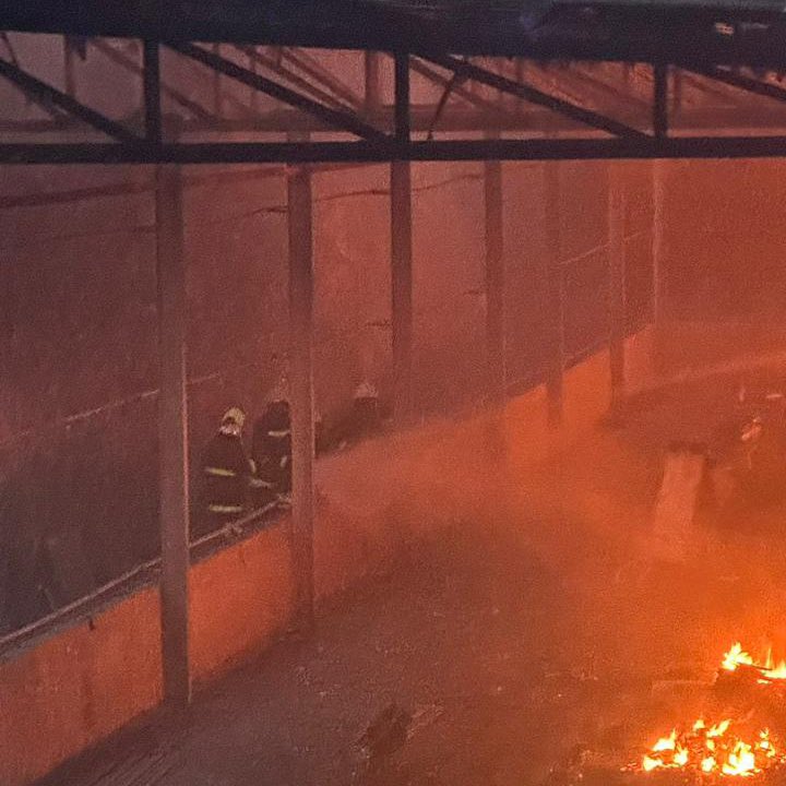 تعاملت  فرق  الإطفاء  بإدارة  الدفاع  المدني  والإسعاف بمحافظة  ‫#الداخلية‬  مع  حادث  حريق  مخزن  مكون من  مواد  غير  ثابتة  تابع  لأحد  المراكز  التجارية  بولاية  ‫#نزوى‬،  حيث  جرى  إخلاء  المبنى  احترازيا  وإخماد الحريق  دون  تسجيل إصابات.
‫#هيئة_الدفاع_المدني_والإسعاف‬