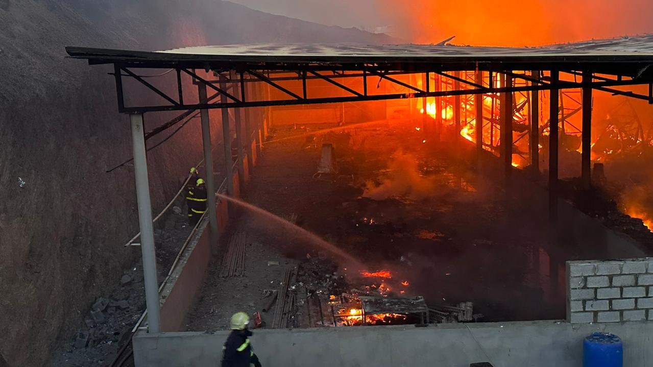 تعاملت  فرق  الإطفاء  بإدارة  الدفاع  المدني  والإسعاف بمحافظة  ‫#الداخلية‬  مع  حادث  حريق  مخزن  مكون من  مواد  غير  ثابتة  تابع  لأحد  المراكز  التجارية  بولاية  ‫#نزوى‬،  حيث  جرى  إخلاء  المبنى  احترازيا  وإخماد الحريق  دون  تسجيل إصابات.
‫#هيئة_الدفاع_المدني_والإسعاف‬