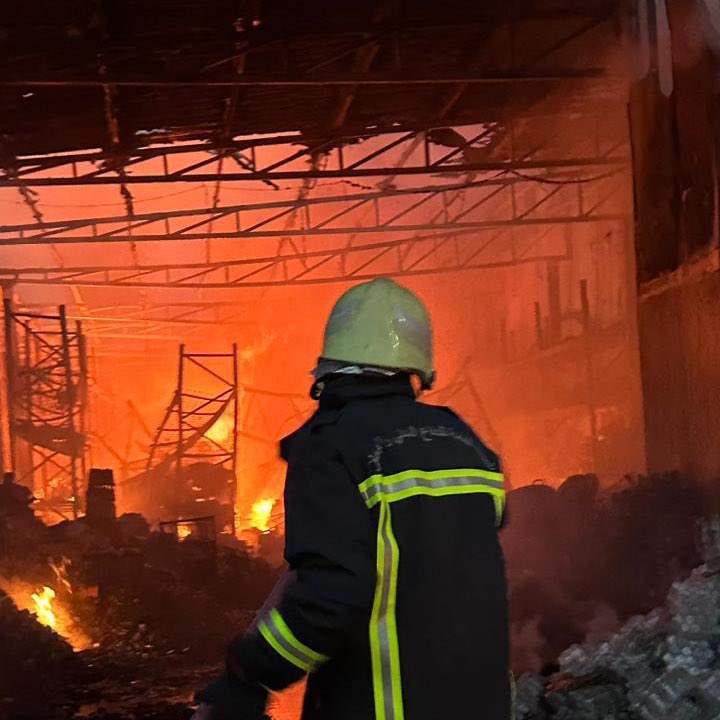 تعاملت  فرق  الإطفاء  بإدارة  الدفاع  المدني  والإسعاف بمحافظة  ‫#الداخلية‬  مع  حادث  حريق  مخزن  مكون من  مواد  غير  ثابتة  تابع  لأحد  المراكز  التجارية  بولاية  ‫#نزوى‬،  حيث  جرى  إخلاء  المبنى  احترازيا  وإخماد الحريق  دون  تسجيل إصابات.
‫#هيئة_الدفاع_المدني_والإسعاف‬