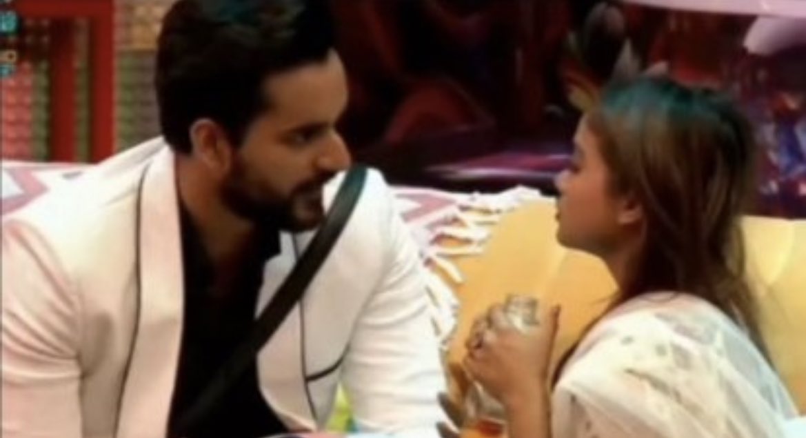 sarahh_112233's tweet photo. Ho chandani jab tak raat deta hai har koi saath tum magar andheron mai na chorna mera hath! 🥹 koi ho na ho they are always there for each other ❤️ #Abhisha real bond! our babies stay strong we love you ❤️ ye season inke nam se jana jayega #Abhisha A1 since day1 ❤️ forever 🤞 https://t.co/jfLca1x5ON