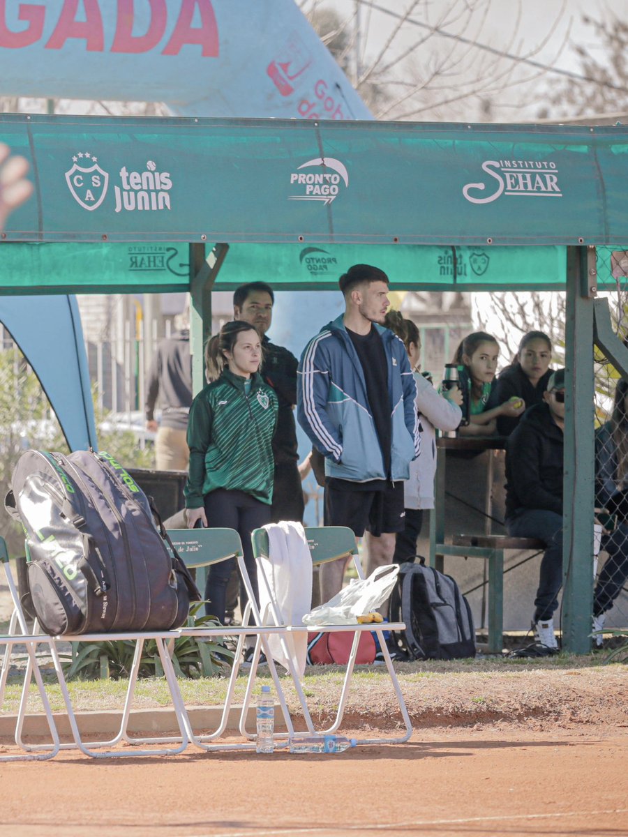 CASarmientoOf's tweet photo. 🎾 #TenisCAS / El equipo de Marathon brindando atención profesional a las jugadoras del torneo internacional W25, Copa Ciudad de Junín en nuestro club.
#DaleVerde 🇳🇬 https://t.co/g3iM3xnTNo