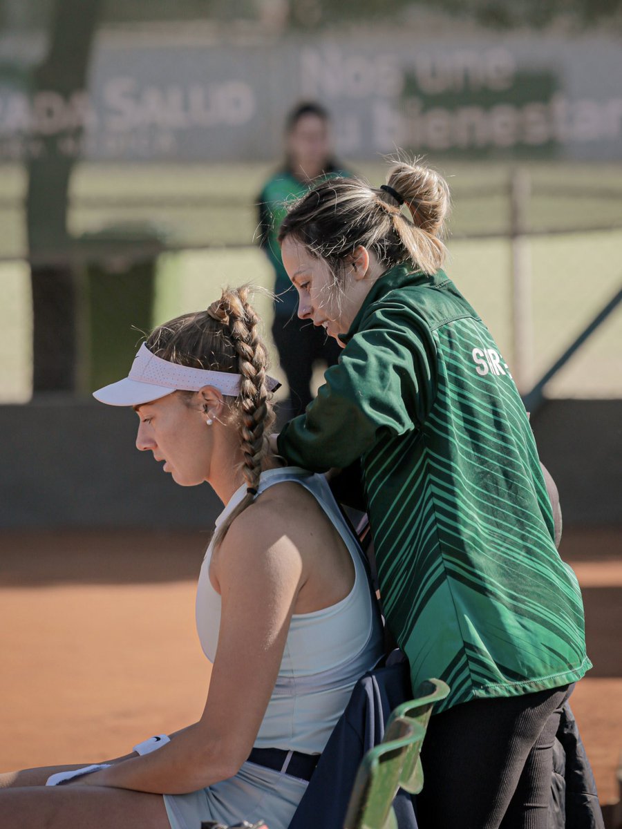 CASarmientoOf's tweet photo. 🎾 #TenisCAS / El equipo de Marathon brindando atención profesional a las jugadoras del torneo internacional W25, Copa Ciudad de Junín en nuestro club.
#DaleVerde 🇳🇬 https://t.co/g3iM3xnTNo