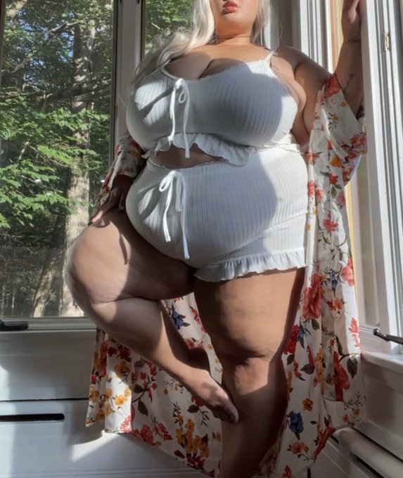 POV: a goddess appears in your midst, what do you do? https://t.co/aGsiasUwFF