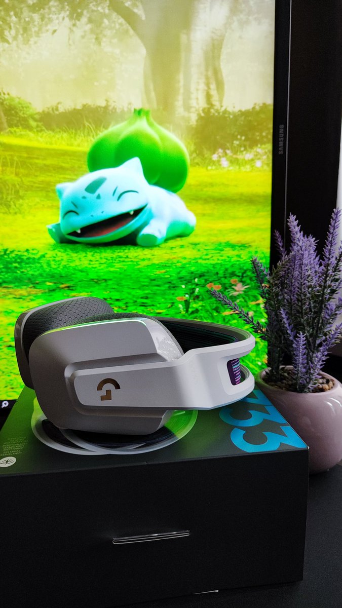 xgodmotherx's tweet image. Another beauty to my collection, even my Bulbasaur is happy 😄 #logitechG733