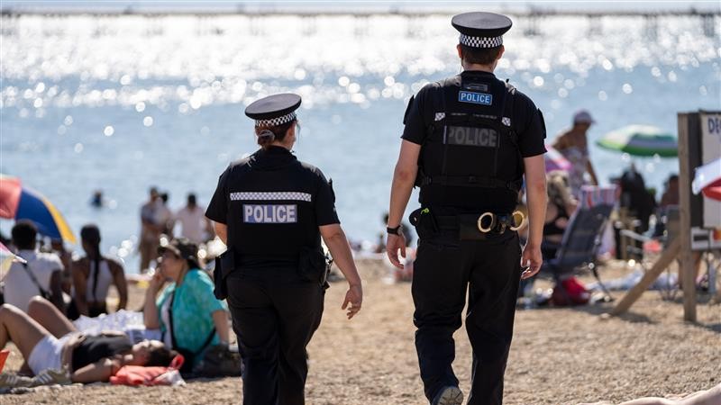 EssexPoliceUK's tweet photo. Call us on 01245 452234, to find out about a career where you could help to break down barriers, support local communities & catch criminals.
Read more about how our officers are reaching out to young people through sport.
https://t.co/3D2JyNOEXU
#FitTheBill https://t.co/ZQb6S9x3Wy