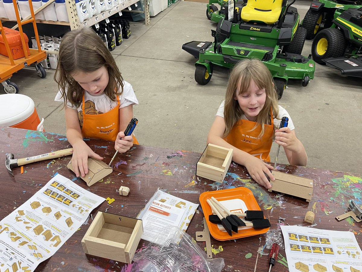 DebbieCriss's tweet photo. Thanks @HomeDepot for another free woodworking Saturday! Always fun. ❤️ https://t.co/XugAA6NYBW