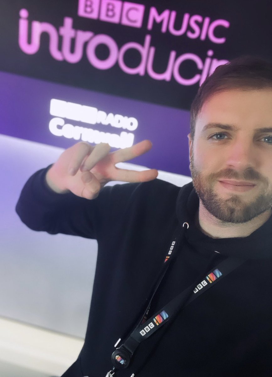 I’m on the radiooooo ⚡️

<a href="/markhillmusic/">Mark Hill</a> is your #uotw for <a href="/bbcintroducing/">BBC Music Introducing</a> in the south west and Bassi Fox is in the mix

Plus we catch up with <a href="/itstomwilliams/">Tom Williams</a> from #PhonicFest 

Listen live here 👇🏻
bbc.co.uk/sounds/play/li…