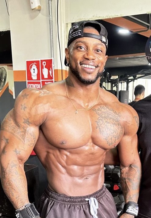 Luissramoss's tweet photo. 📣Mensaje de motivación📣

“Trabajen duro por sus sueños. Cada sacrificio será recompensado a lo largo de años de mucha perseverancia. 
No tengas vergüenza comer saludable. Vergüenza te debe dar entrenar en el Smart fit y seguir igual.

- Brandon Hendrickson https://t.co/45E8J0amUD