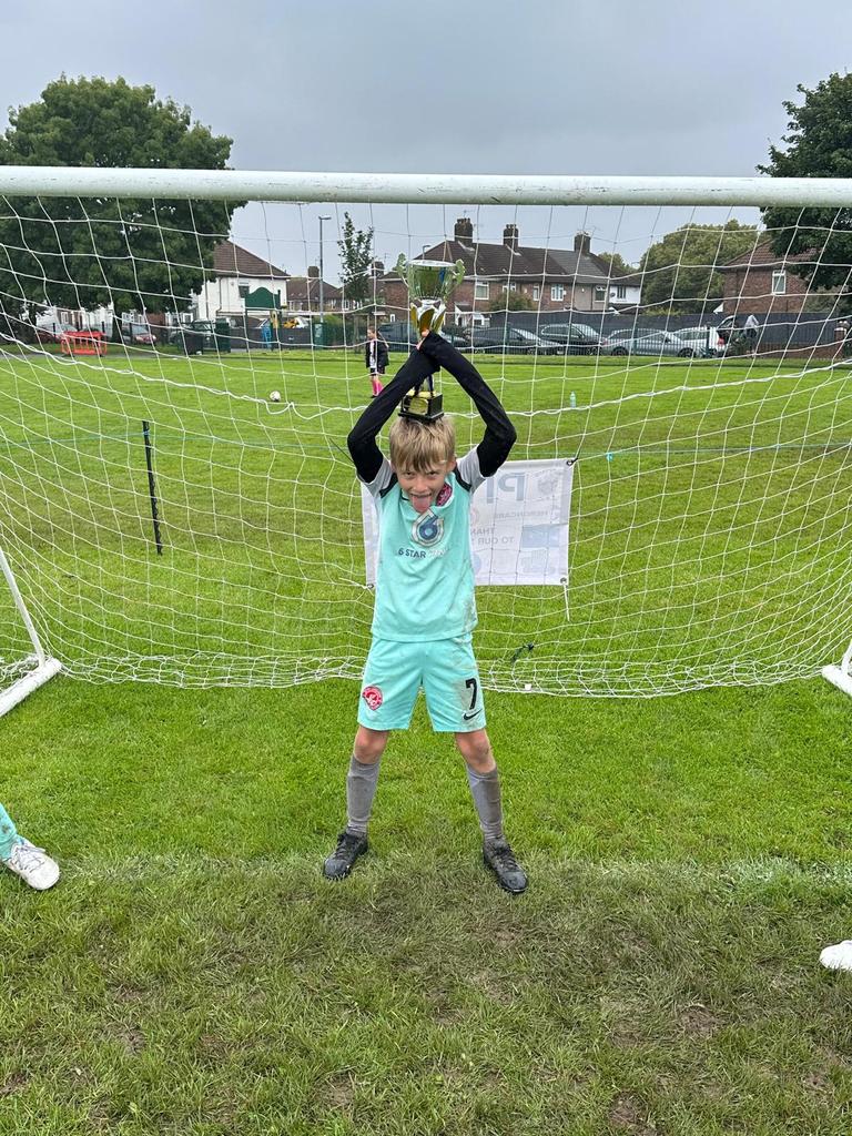 A 2nd trophy for the boys. Once the rain stopped, they started playing and finished brilliantly. Tough conditions, they had to get used to the grass and they dug in hard to get the win. Up the Bayern boys!