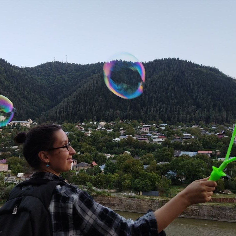 randominical's tweet image. Одна тридцатипятилетняя женщина и мужчина, которому скоро исполнится сорок, купили по дороге домой мыльные пузыри. И это оказалось лучшее вложение.