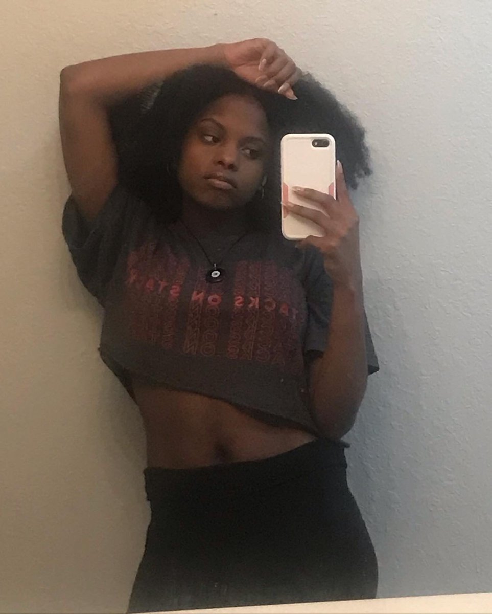 xoxokelaa's tweet photo. I’m herrr 🖤 https://t.co/Z4PuOtdNbr