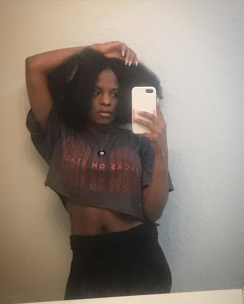xoxokelaa's tweet photo. I’m herrr 🖤 https://t.co/Z4PuOtdNbr