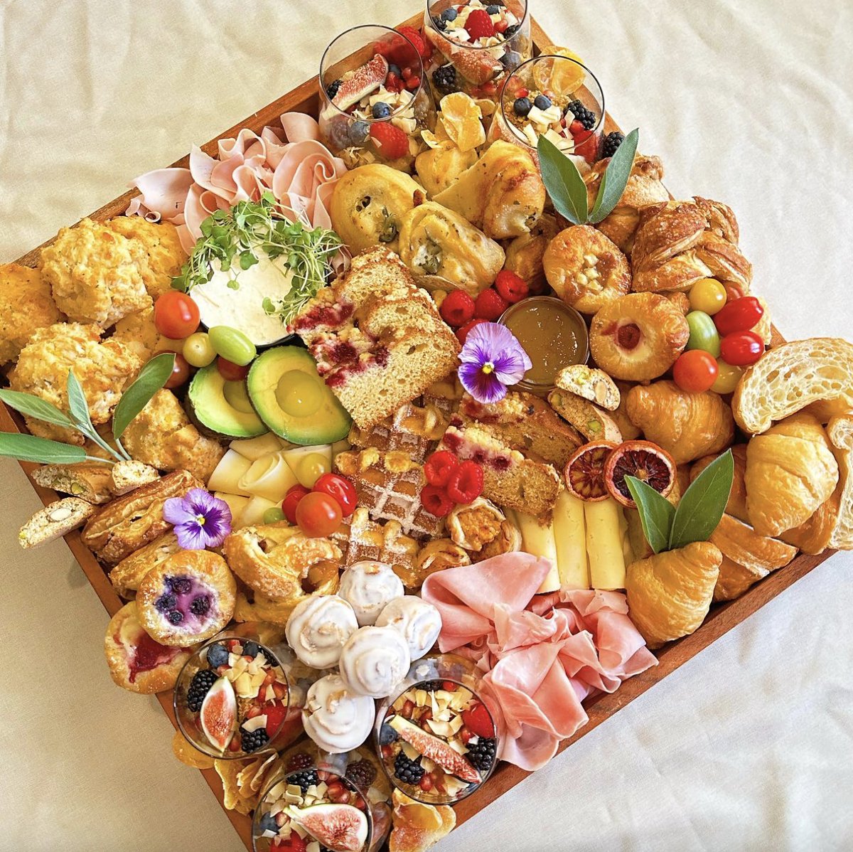 If this isn't the most scrumptious wedding tray you've seen, we don't know what is. 🤤

📸: <a href="/thyme/">タイム</a>.rosemary
