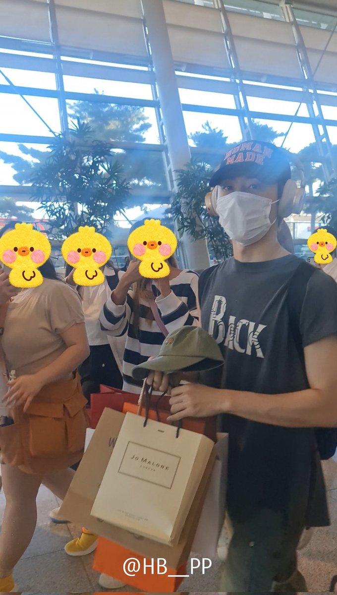 ini dr korea loh, br mau jalan. tp shopingbag nya bnyk bgt, ak jg mikir 'ini di bawa apa di titip ke staff?' ehhh tau nya di bawa donggg, sweet boy ku masyallah bgt🥹🤍