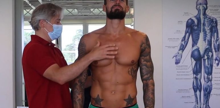 RandomLigue1's tweet image. En boîte, Benoît Costil et moi on était sur la même meuf, sans me vanter la meuf semblait me préférer. Comme il était 🍾 il m’a dit « ça se voit tu bz toi! » après il a soulevé son t-shirt et m’a montré ses abdos et m’a dit « je m’en fous je suis stock »

Anonyme