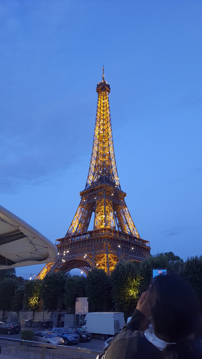 I've been away for a little while ~
Went on a trip to Paris for the events with <a href="/StargazeZone/">Stargaze ✨🔭</a>, and stayed a bit longer to enjoy the city.
Someone told me I should post more about my IRL moments, so here it is!

Starty going to Paris ~ 🧵