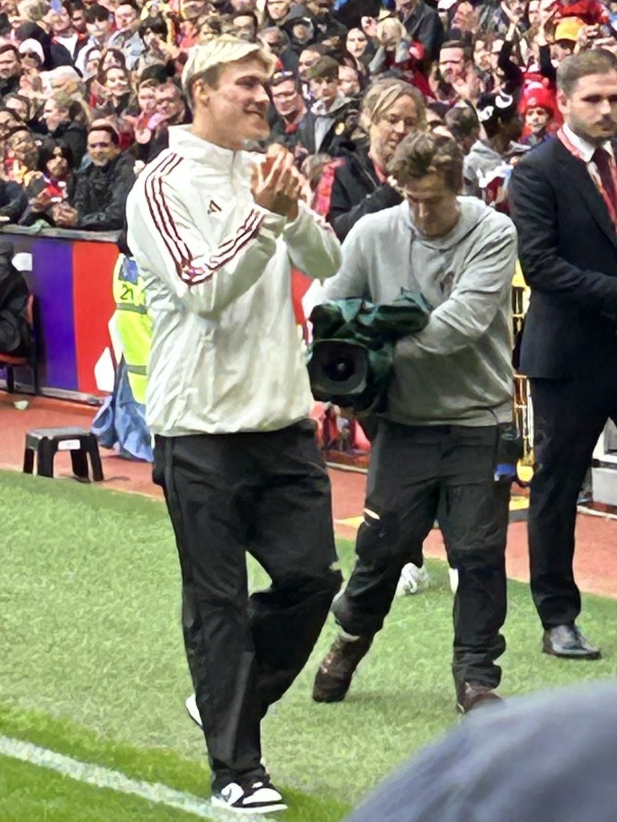 matthewison29's tweet photo. Good day at @ManUtd Old Trafford and always good to see new signings to strengthen the squad. Credit to the @RCLens fans who were amazing! #MUFC 🇾🇪 #BaldIsBest https://t.co/ybIZN13sFJ