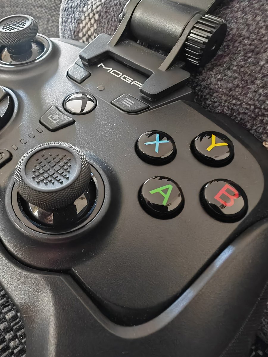 emojitechreview's tweet photo. Our latest Emoji Tech Review is of the @PowerA MOGA Ultra Wireless Controller 🎮. 

🔋 2000 mAh rechargeable battery providing up to 40 hours of Bluetooth gaming &amp; 60 when using it with Xbox.

⚡USB-C Port for charging and wired gaming.

💡 Useful battery indicator light. https://t.co/1aUbj8yINC