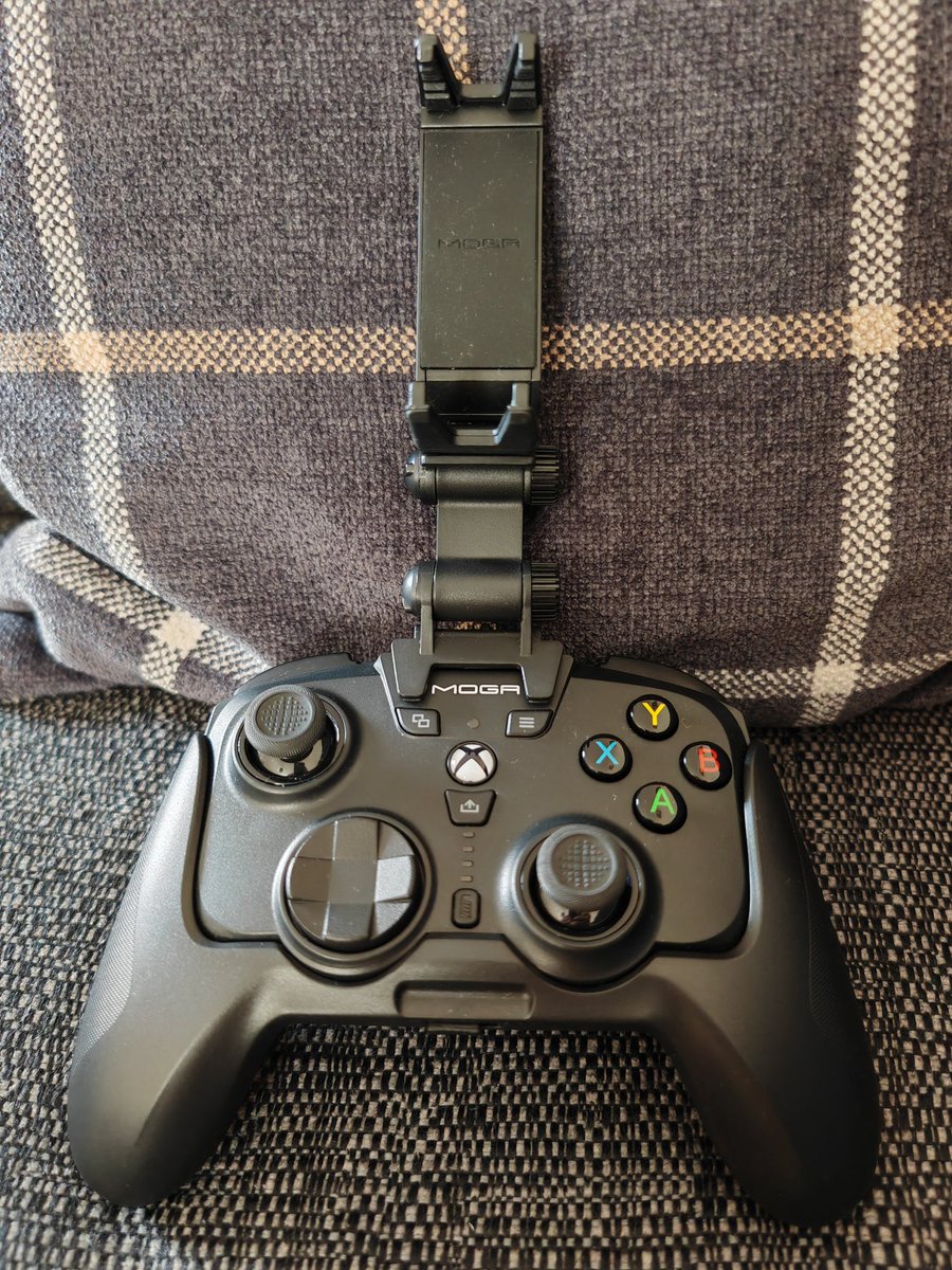 emojitechreview's tweet photo. 🎮 Very comfortable to use &amp; relatively light.

🗺️ Mappable rear buttons.

🏗️ Solid in hand and great build quality.

🎮 High quality triggers and rumble.

🔀 Superb 4-in-1 modular design offering a range of gaming options, including WIRELESS on Xbox.
 
🔊 3.5 mm headphone Jack. https://t.co/yCz48y6f6a
