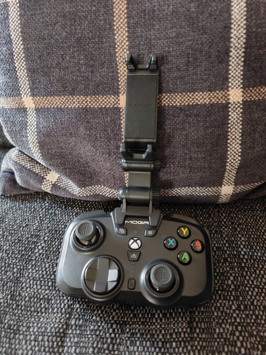 emojitechreview's tweet photo. 🎮 Very comfortable to use &amp; relatively light.

🗺️ Mappable rear buttons.

🏗️ Solid in hand and great build quality.

🎮 High quality triggers and rumble.

🔀 Superb 4-in-1 modular design offering a range of gaming options, including WIRELESS on Xbox.
 
🔊 3.5 mm headphone Jack. https://t.co/yCz48y6f6a