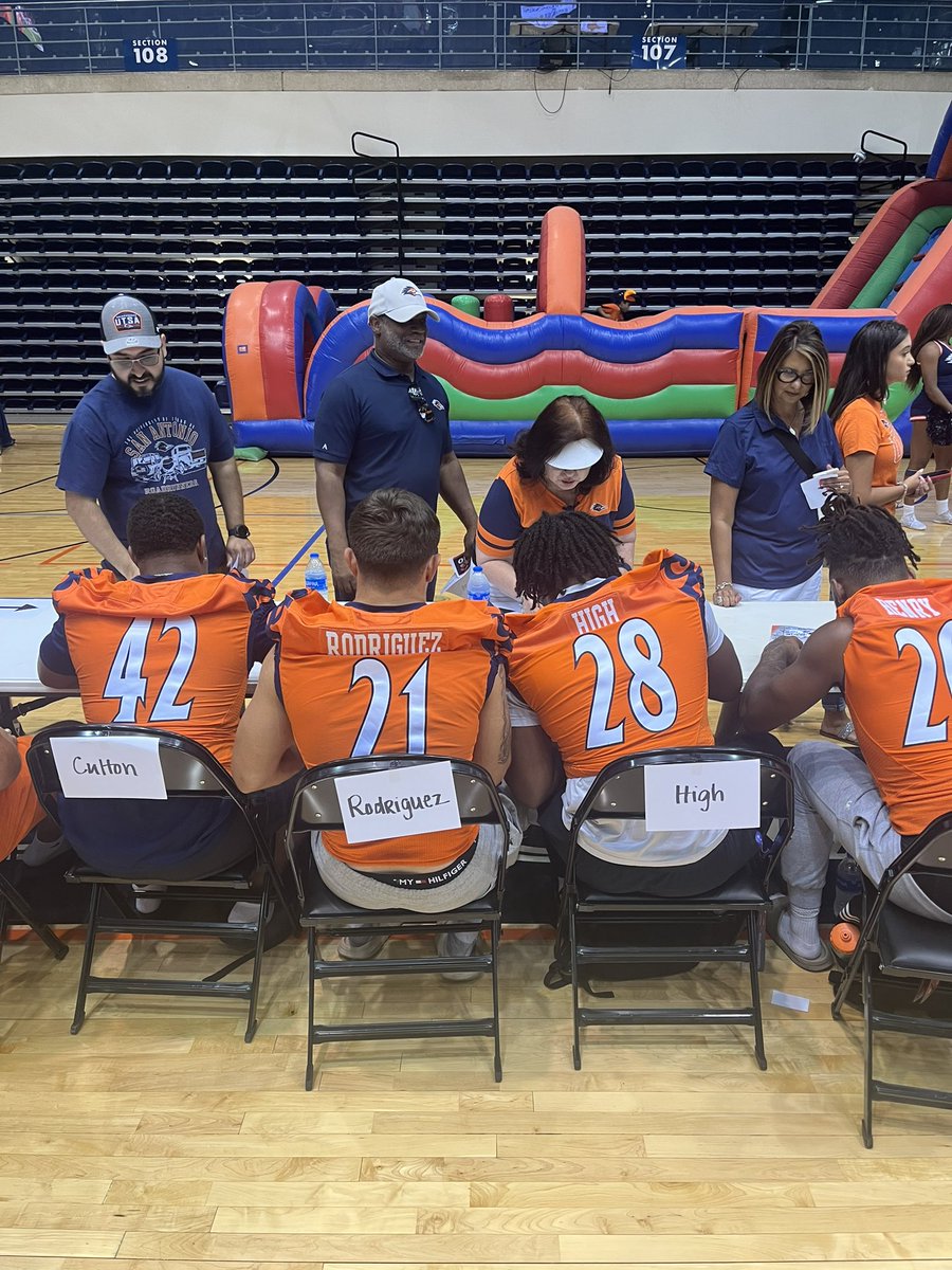 $AVAGES out here getting to connect with some fans!

#210TriangleOfToughness 
<a href="/UTSAFTBL/">UTSA Football 🏈</a>
