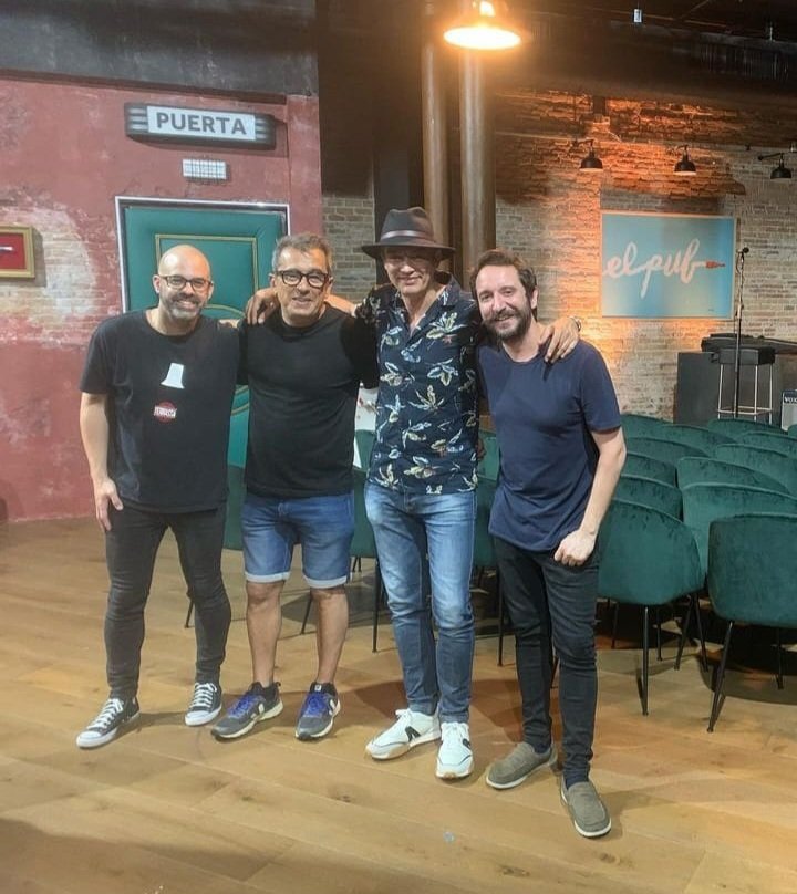 oriolcarreras's tweet photo. Aún no he despertado del sueño...fantástica y gran aventura! Moltes gràcies🥰 @vero_dp @andreubuenafuente @elterrat, ha sido increíble! No cierro la persiana de #ElPub por si las moscas, vale? 😊
Gracias @La_SER @ElTerrat 🥰
Mil gràcies AMIC estimat @Lituseando 😘 https://t.co/iJTXOJDV5F