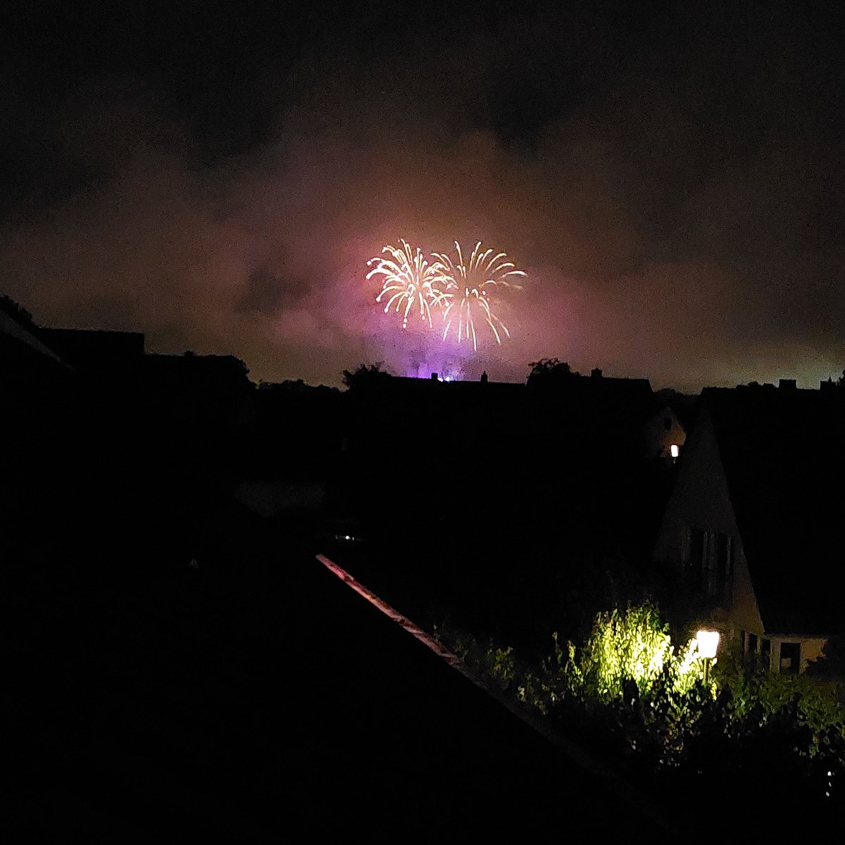FreddyChiller's tweet photo. Parklichter 2023 aus meinem Wohnzimmer Fenster 😅 @oeyni @StadtBadOey https://t.co/OGDfW8dZK7