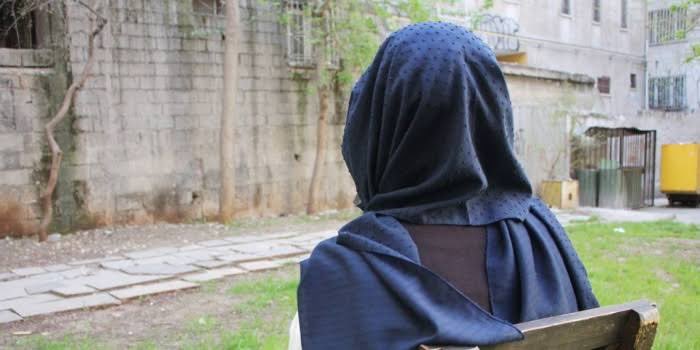 🖋️ Cizre’de polis Enes Aydemir tarafından tecavüze uğradığını iddia eden S.S.’ye “polise mukavemet etmek” suçlamasıyla dava açıldı.
￼
➖ Şırnak’ın Cizre ilçesinde Emniyet Müdürlüğü’nde Asayiş Amiri korumalığı yapan polis Enes Aydemir tarafından 8 Nisan 2021 tarihinde tecavüze