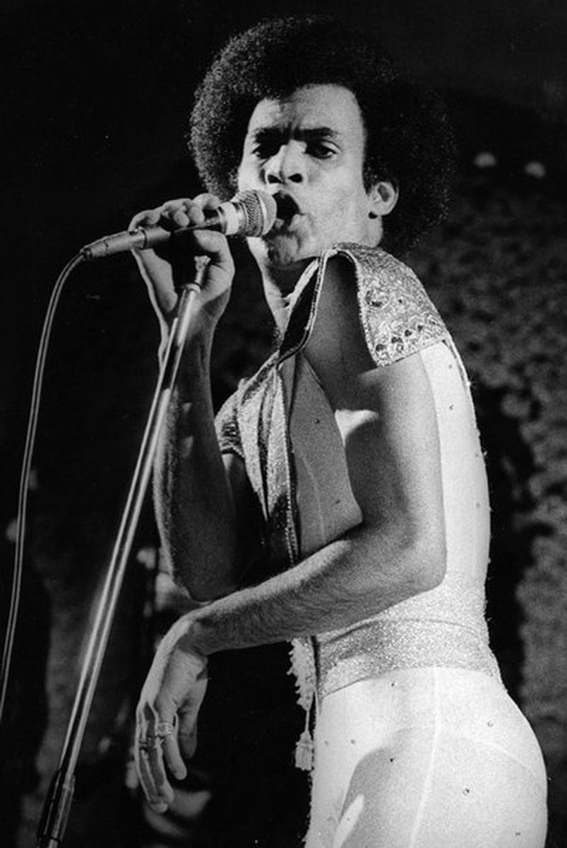 harryelsocio's tweet image. Este señor, aquí se le respeta muchísimo, se llamaba Roberto Alfonso Farrell pero para un padre de antes era “el negro de  Boniem”, porque un padre de antes llamaba a los cantantes como le salía de los mismísimos cojones y no pasaba nada, porque un padre de antes no tenía maldad.