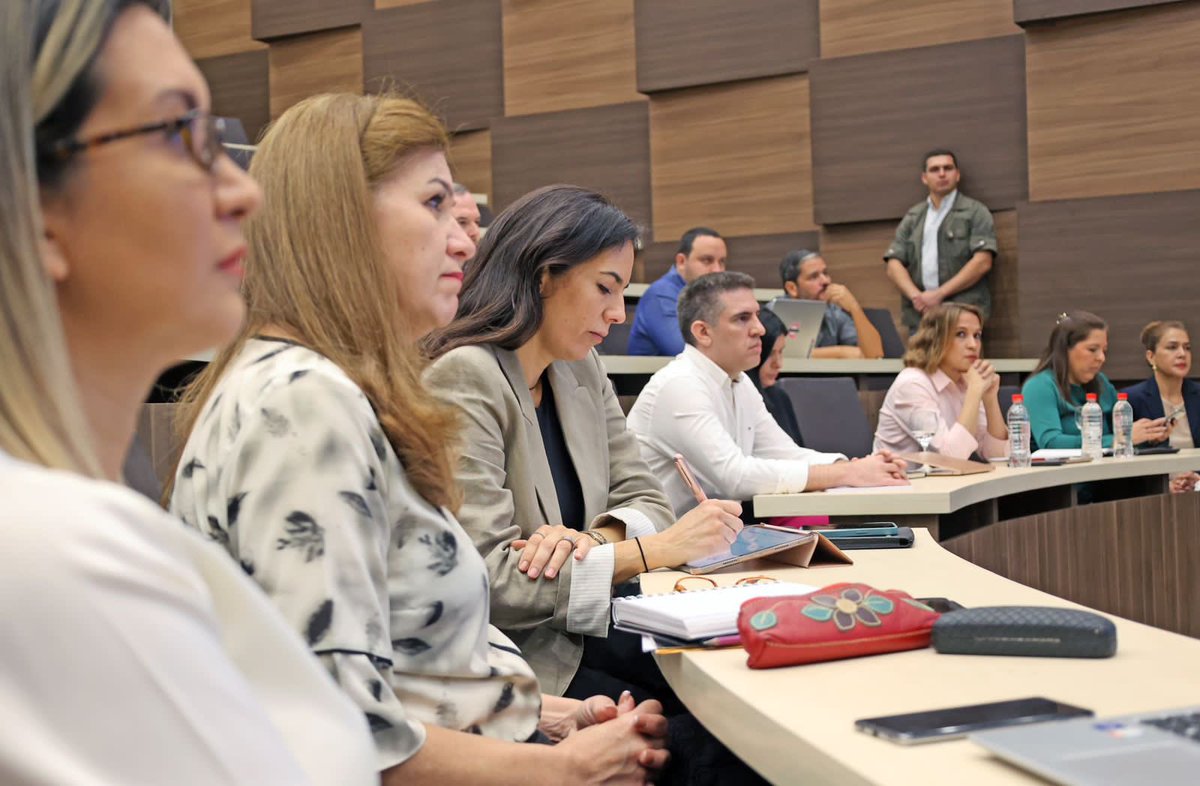 ¡Trabajo en equipo! Esa será la clave para sacar el país adelante. Hoy mantuvimos una reunión de trabajo con todos los ministros designados. Nuestro norte será siempre un Paraguay donde todos los paraguayos estén mejor.