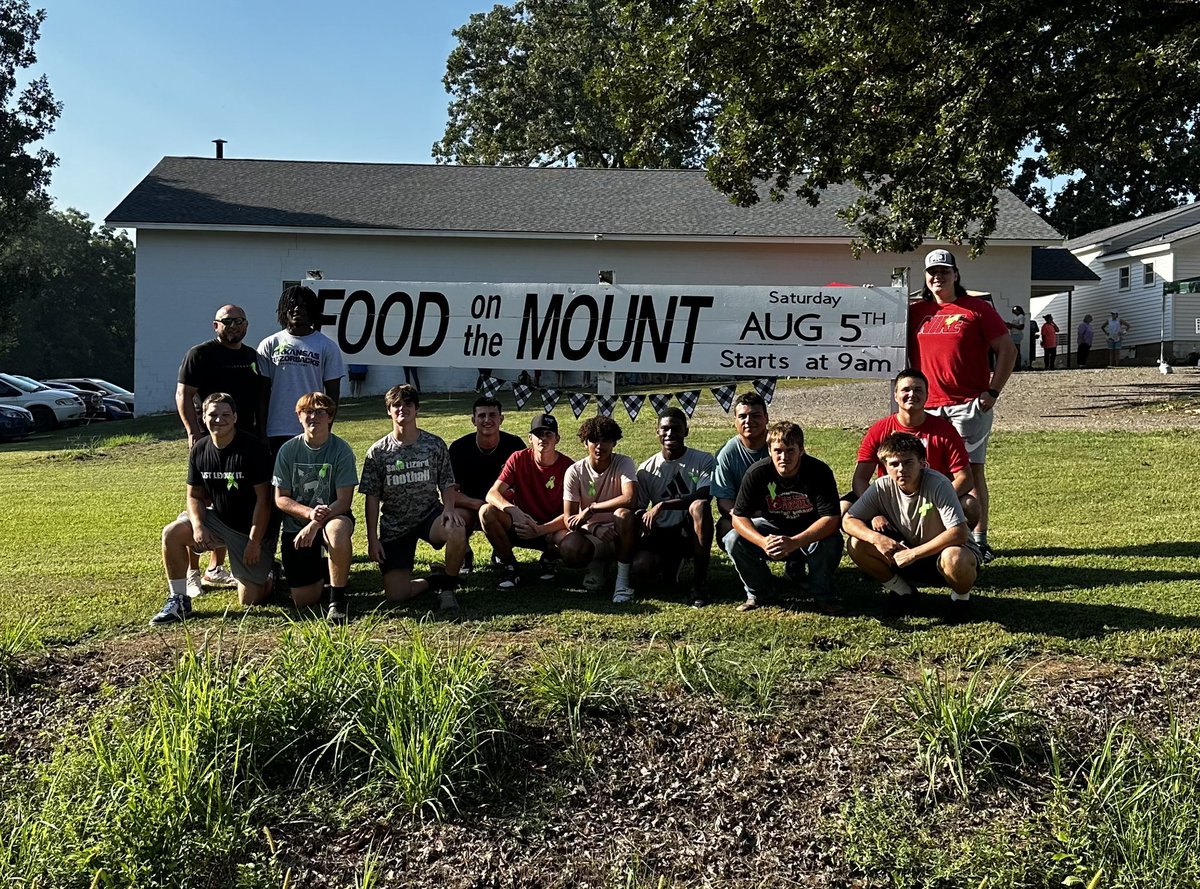 pj27vega's tweet image. Sand Lizard Football Volunteers today at Food on the Mountain in Yell Co. These young men not only volunteered their time, but put smiles on the faces of our community members! Developing better young men for our future! #SandLizardPride #EveryChoice