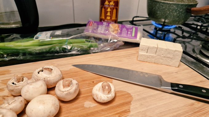 Worked out and showered, it's dinner time babyyyyy https://t.co/yXteTiG6QN