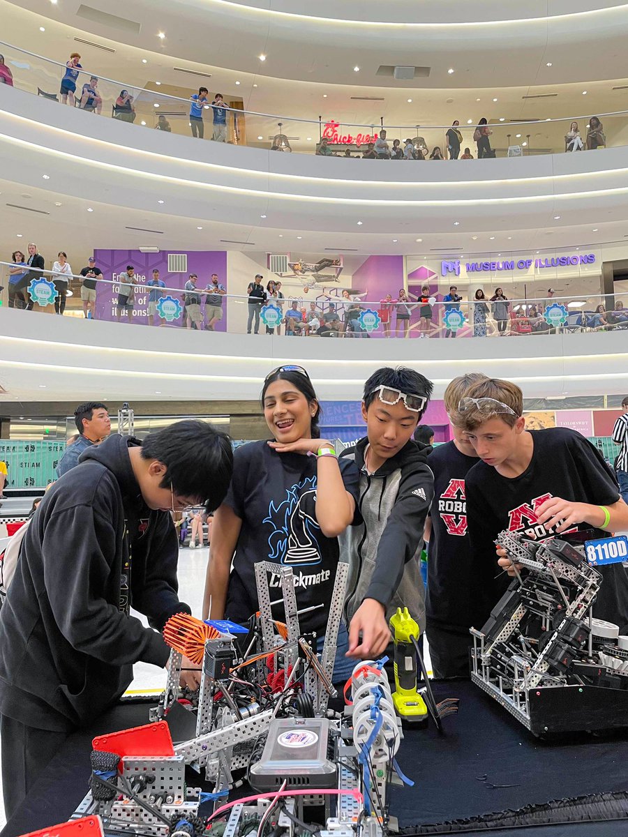 mallofamerica's tweet photo. One of our NCAT #ExperienceSTEAM social winners, Checkmate Robotics is crushing the competition! πͺ https://t.co/XIGxaqPNg9