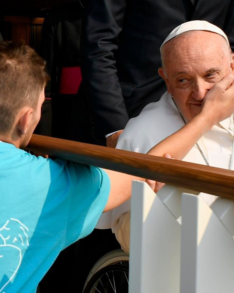 Dare una carezza al Papa. 

La Chiesa non è solo un modo attraverso cui Cristo ci ama, 
ma anche un modo attraverso cui noi amiamo Cristo. 
La tenerezza è Vangelo predicato con i fatti. 

[Fatima 5 agosto 2023]