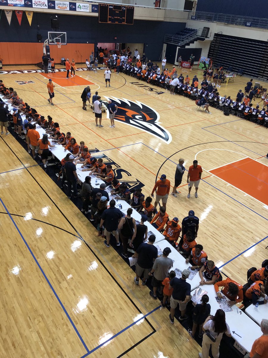 RoadrunnerRules's tweet image. Huge turnout for @UTSAFTBL UTSA Football Meet-and-Greet at the Convo! #LetsGo210 #BirdsUp #LineIsOutTheDoor